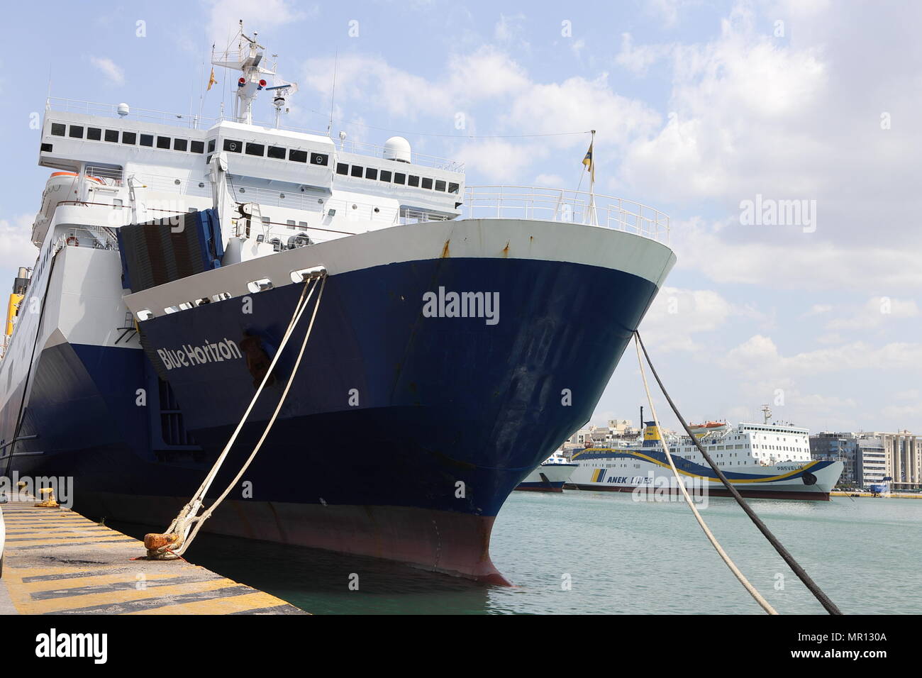 Der Hafen von Piräus. 25 Mai, 2018. Foto am 25 Mai, 2018 zeigt, Frachtschiffe und Fähren am Hafen von Piräus, Griechenland. Griechischer Reedereien bleibt Ein weltweit führender Anbieter im Jahr 2018, die 20 Prozent der weltweiten Flotte in Tonnen Tragfähigkeit (DWT), laut dem Jahresbericht 2017-2018 der Union der griechischen Schiffseigner am Donnerstag frei. Quelle: Chris Kissadjekian/Xinhua/Alamy leben Nachrichten Stockfoto