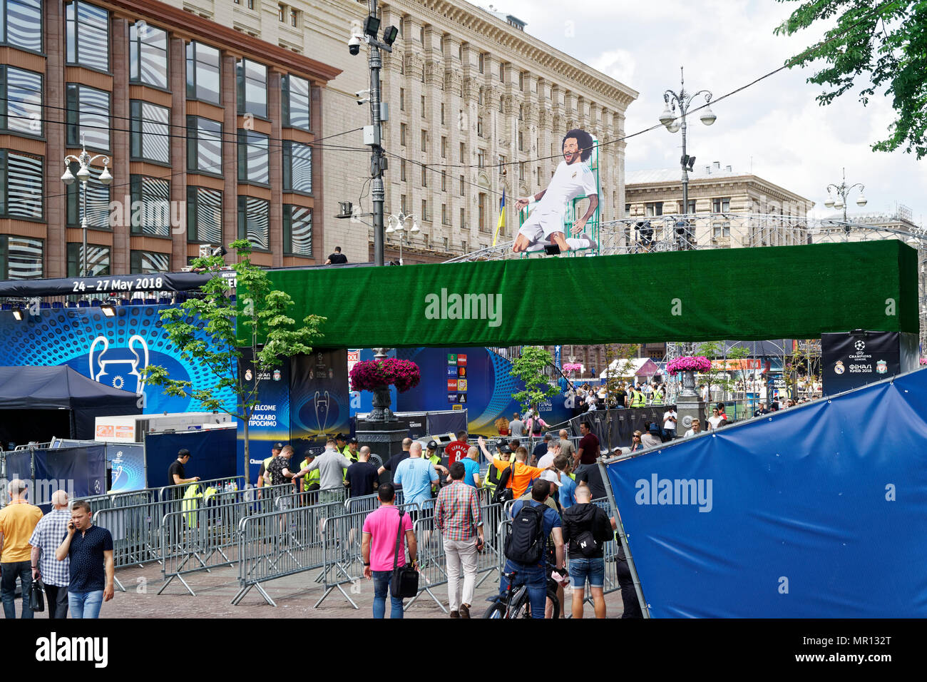 Kiew, Ukraine - Mai 25, 2018: Final Champions League auf der Szene auf den Straßen von Kiew. Offizielles Logo der UEFA Credit: Didi/Alamy leben Nachrichten Stockfoto