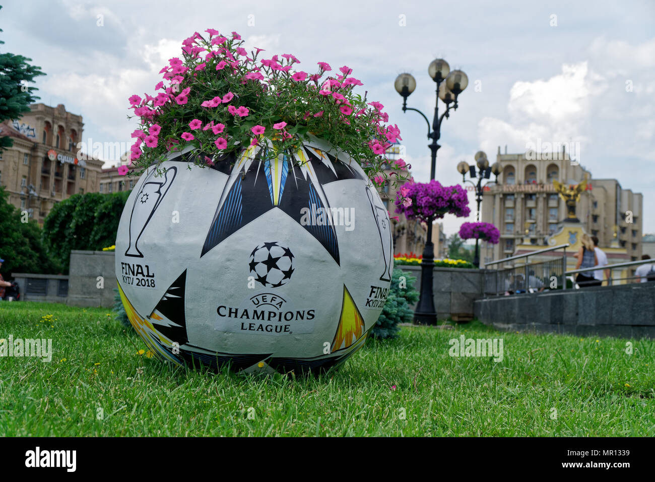 Kiew, Ukraine - Mai 25, 2018: Final Champions League auf der Szene auf den Straßen von Kiew. Offizielles Logo der UEFA. Zur endgültigen Kiew 2018 Willkommen! Credit: Didi/Alamy leben Nachrichten Stockfoto