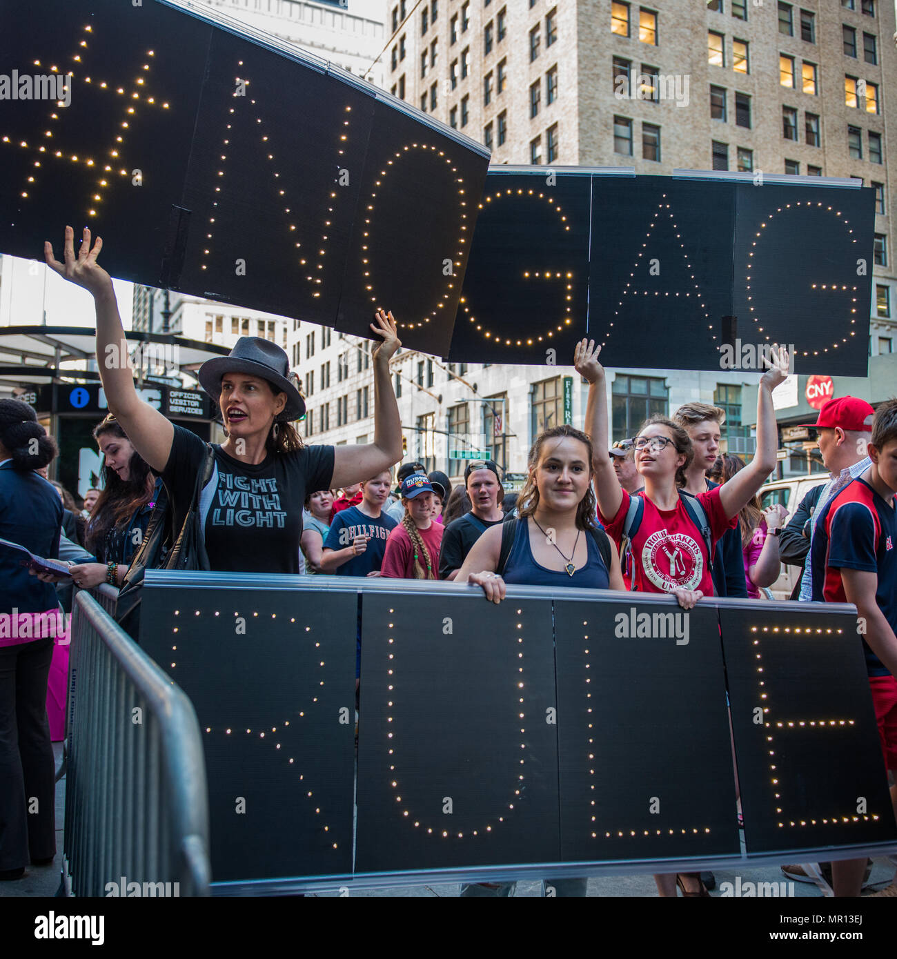 New York, USA. 24. Mai 2018. Mit Licht Gruppe mit # NoGagRule Zeichen im Titel X (Titel 10) Gag Rule Rally in New York City Kämpfen, durch geplante Elternschaft von New York City am 24. Mai 2018 veranstaltet, reagiert der Versuch der Präsident Trump Medicaid und Bundesmittel zu medizinischen Dienstleistern, die die volle rechtliche, medizinische Informationen für Patienten wünschen oder benötigen, die Abtreibung zu verbieten. Credit: Brigette Supernova/Alamy leben Nachrichten Stockfoto