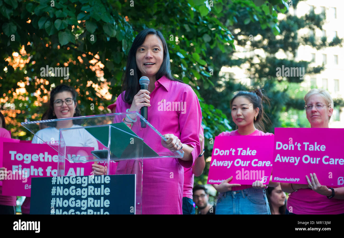 New York, USA. 24. Mai 2018. Christina Chang (Geplante Elternschaft NYC Leiter der externen Angelegenheiten) spricht am Titel X (Titel 10) Gag Rule Rally in New York City, durch geplante Elternschaft von New York City am 24. Mai 2018 veranstaltet, reagiert der Versuch der Präsident Trump Medicaid und Bundesmittel zu medizinischen Dienstleistern, die die volle rechtliche, medizinische Informationen für Patienten wünschen oder benötigen, die Abtreibung zu verbieten. Credit: Brigette Supernova/Alamy leben Nachrichten Stockfoto