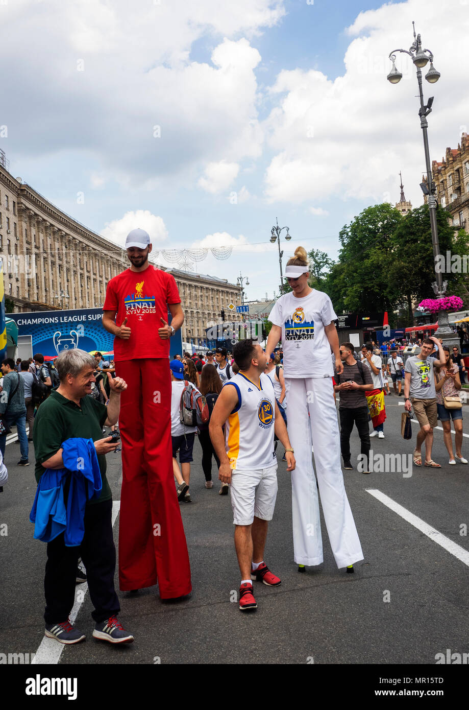 Kiew, Ukraine. 25. Mai 2018. Щт еру ыекууею am Samstag, den 26. Mai, Kiew bewirtet das Finale des größten und angesehensten europäischen Turnier - die UEFA Champions League. Im Finale treffen sich Real Madrid und Liverpool. An der Hauptstraße von Kiew Khreshchatyk der Stadt Champions Festival für Fußball-Fans geöffnet wurde. Quelle: Igor Golovnov/Alamy leben Nachrichten Stockfoto