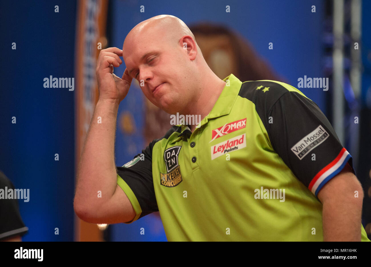 25. Mai 2018, Deutschland, Gelsenkirchen: Michael van Gerwen der Niederlande  dargestellt am Deutschen Dart Meister in der PDC World Series of Darts.  Foto: Friso Gentsch/dpa Stockfotografie - Alamy