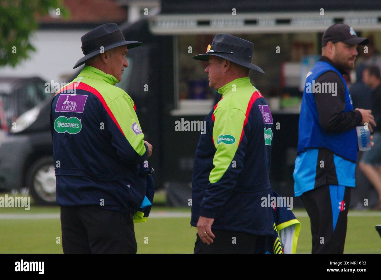 Gosforth, England, 25. Mai 2018. Schiedsrichter Graham Lloyd und Peter Hartley sprechen, nachdem ein Worcestershire Wicket in ihren Royal London einen Tag Cup Match gegen Durham an roseworth Terrasse fiel. Credit: Colin Edwards/Alamy Leben Nachrichten. Stockfoto