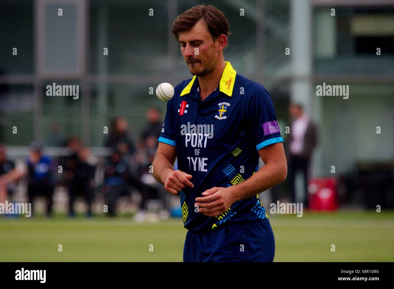 Gosforth, England, 25. Mai 2018. Matt Dixon, auf Darlehen aus Essex zu Durham, wirft den Ball in der Luft, wie er seine Marke Schüssel gegen Worcestershire in der Royal London einen Tag Schale an roseworth Terrasse zurück. Credit: Colin Edwards/Alamy Leben Nachrichten. Stockfoto