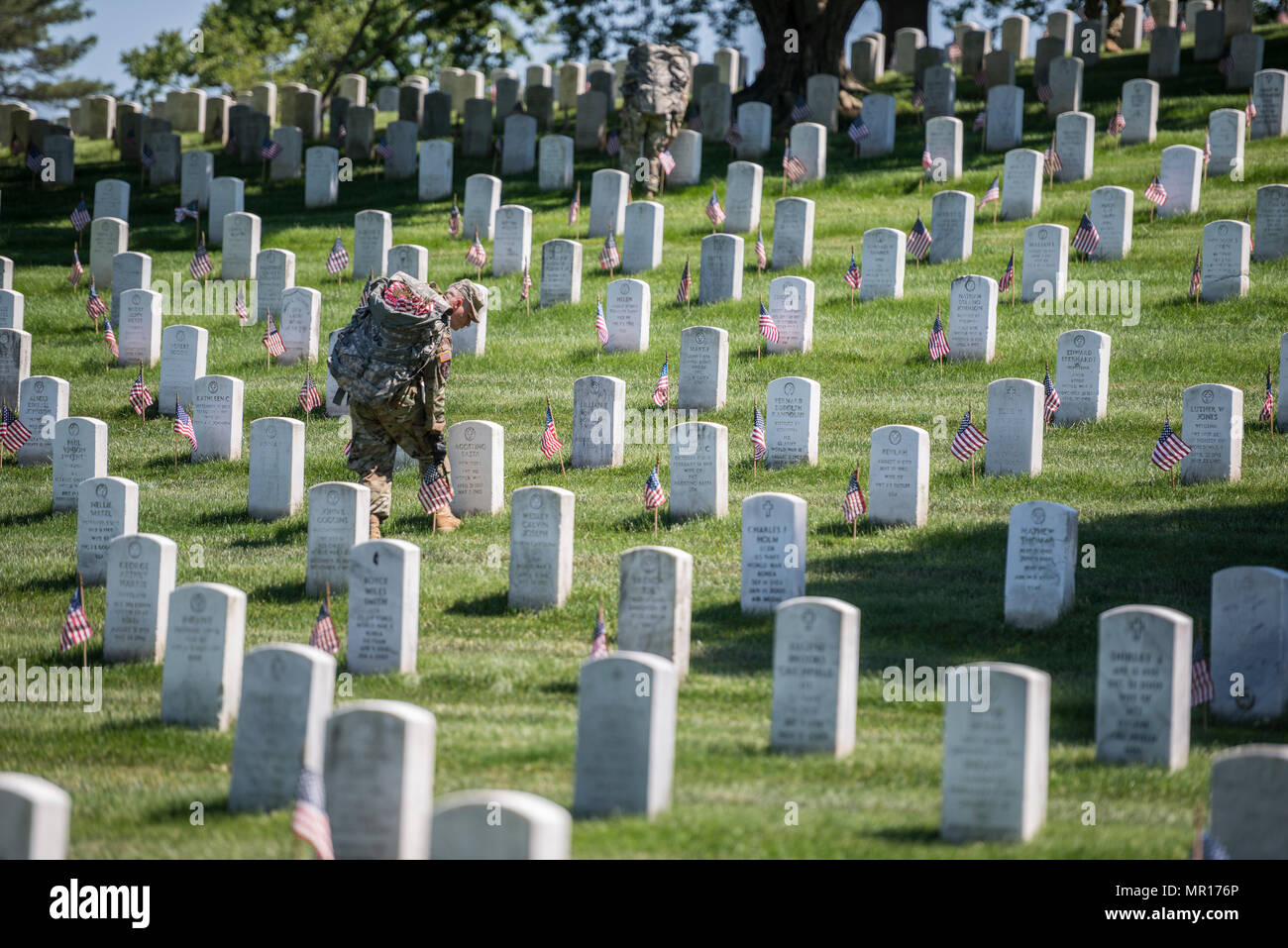 Virginia, USA, 25. Mai 2018. Ein US-Soldat aus dem 3D-Infanterie Regiment Orte amerikanische Fahnen auf die Grabsteine in Abschnitt 38 bei der Flaggen auf dem Arlington National Cemetery in Memorial Day Mai 24, 2018 in Arlington, Virginia. In der 60-jährigen Tradition mehr als 1000 Soldaten 234,537 Flaggen vor jedem Grabstein und Columbarium und Nische wand Spalte in den Friedhof gelegt. Credit: Planetpix/Alamy leben Nachrichten Stockfoto