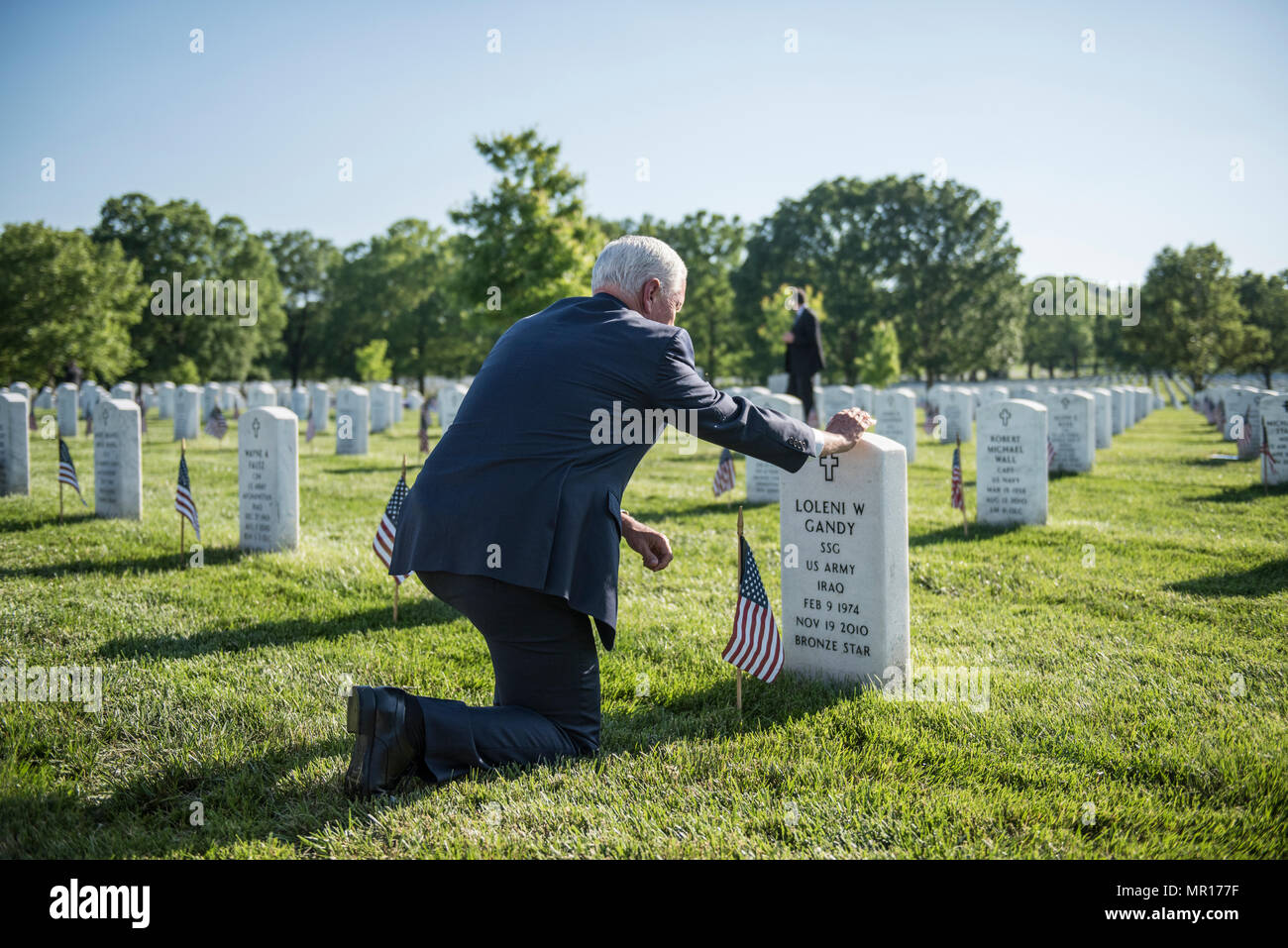 Virginia, USA, 25. Mai 2018. U.S. Vice President Mike Pence Orte ein Flag auf eine Grabstätte von Soldaten im Irak in Abschnitt 60 des Arlington National Friedhof zu Memorial Day Mai 24, in Arlington, Virginia, 2018 Mark getötet. Credit: Planetpix/Alamy leben Nachrichten Stockfoto