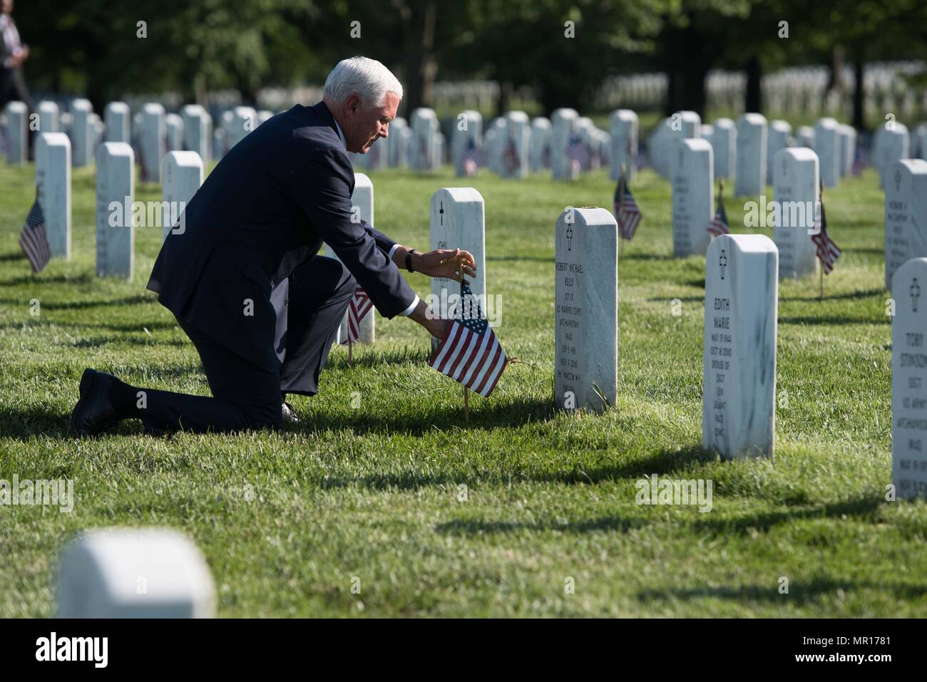 Virginia, USA, 25. Mai 2018. U.S. Vice President Mike Pence platziert eine Fahne auf dem Grab eines Soldaten im Kampf bei einem Besuch in Arlington National Friedhof zu Memorial Day Mai 24, in Arlington, Virginia, 2018 Mark getötet. Credit: Planetpix/Alamy leben Nachrichten Stockfoto