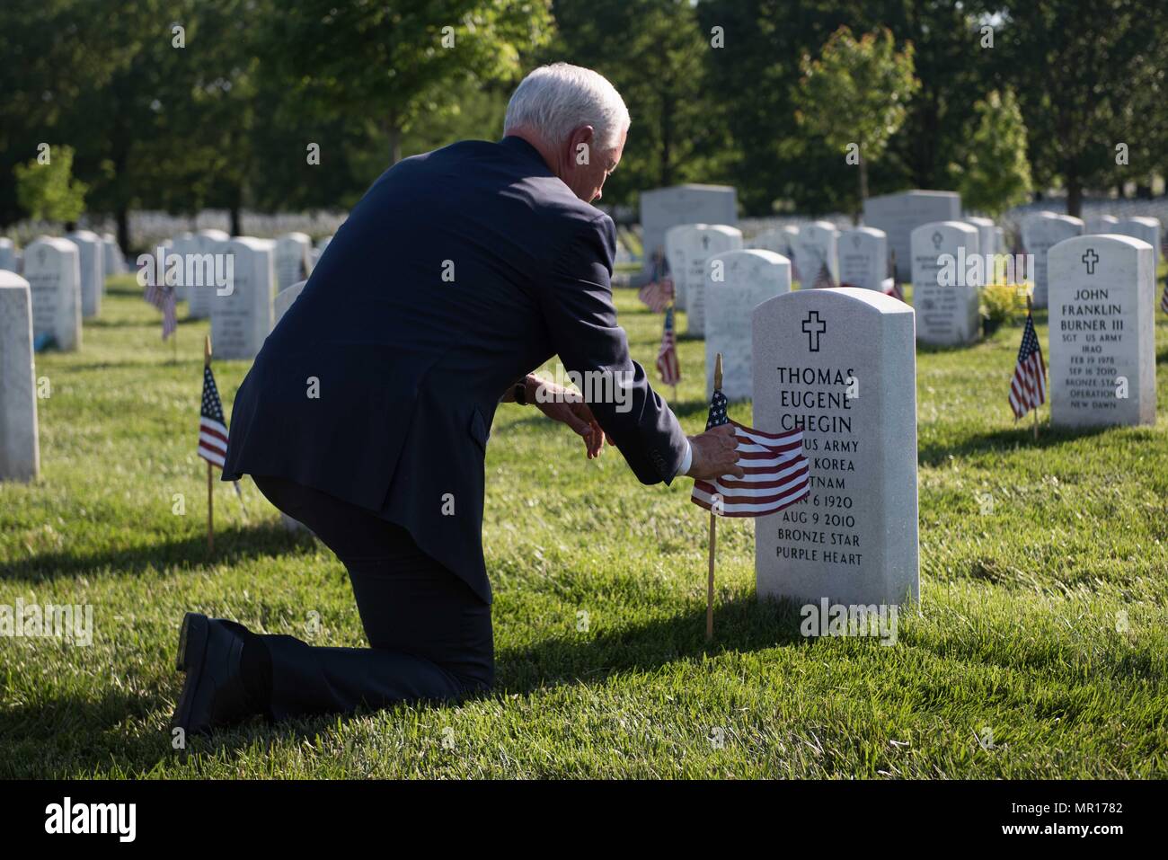 Virginia, USA, 25. Mai 2018. U.S. Vice President Mike Pence platziert eine Fahne auf dem Grab eines Soldaten im Kampf bei einem Besuch in Arlington National Friedhof zu Memorial Day Mai 24, in Arlington, Virginia, 2018 Mark getötet. Credit: Planetpix/Alamy leben Nachrichten Stockfoto