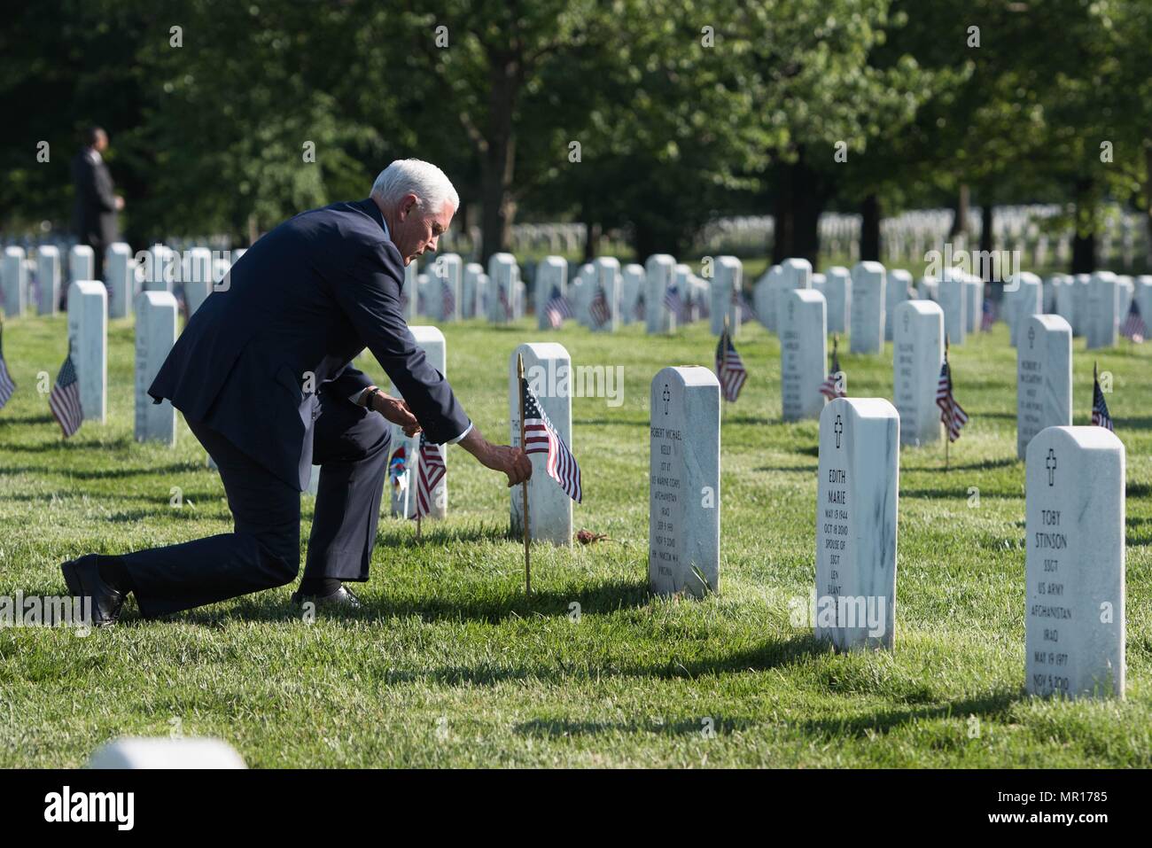 Virginia, USA, 25. Mai 2018. U.S. Vice President Mike Pence platziert eine Fahne auf dem Grab eines Soldaten im Kampf bei einem Besuch in Arlington National Friedhof zu Memorial Day Mai 24, in Arlington, Virginia, 2018 Mark getötet. Credit: Planetpix/Alamy leben Nachrichten Stockfoto