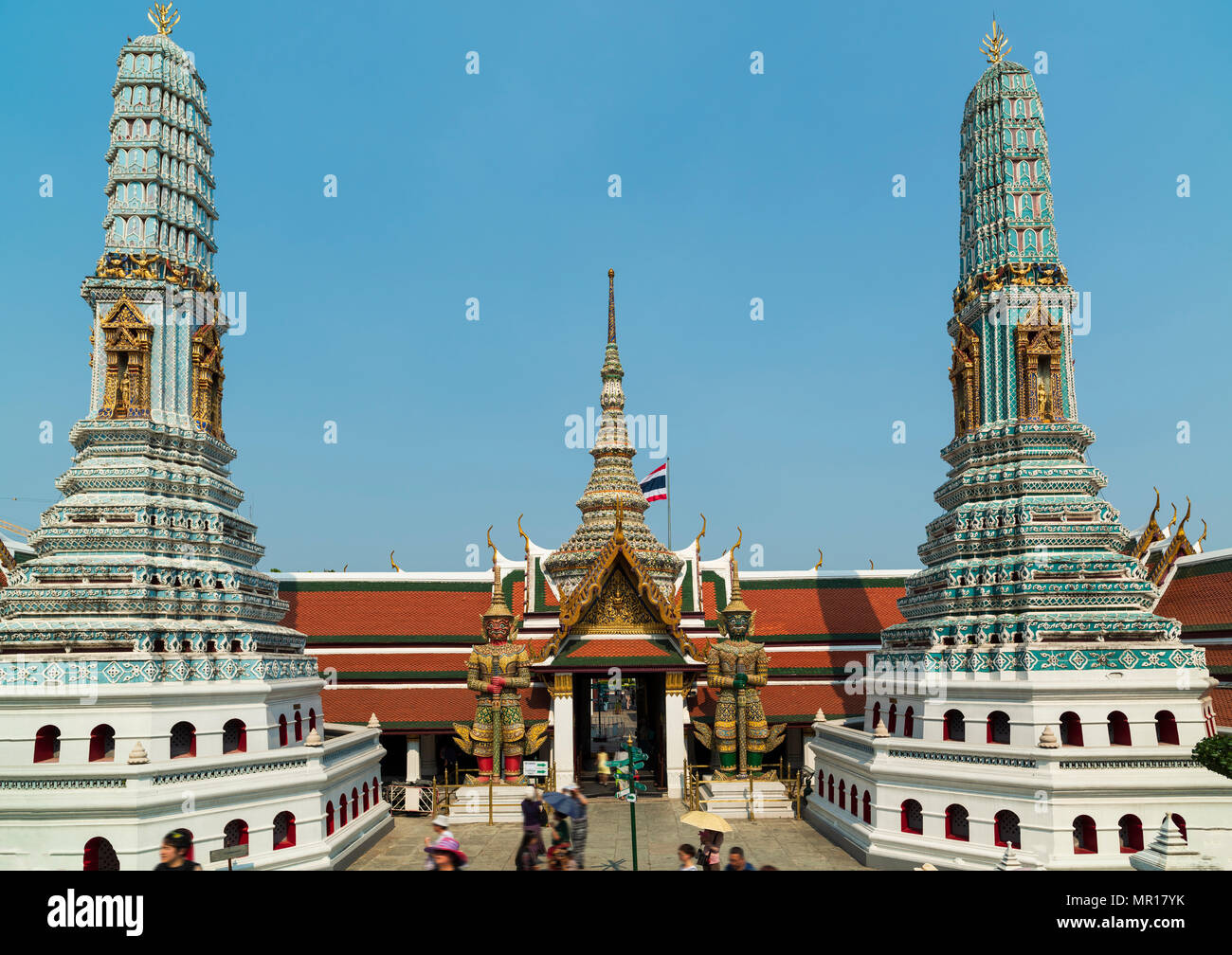 Grand Palace und Wat Phra Keaw bei Sonnenuntergang in Bangkok, Thailand. Schöne Wahrzeichen von Thailand. Tempel des Smaragd-Buddha. Landschaft der Hauptstadt cit Stockfoto