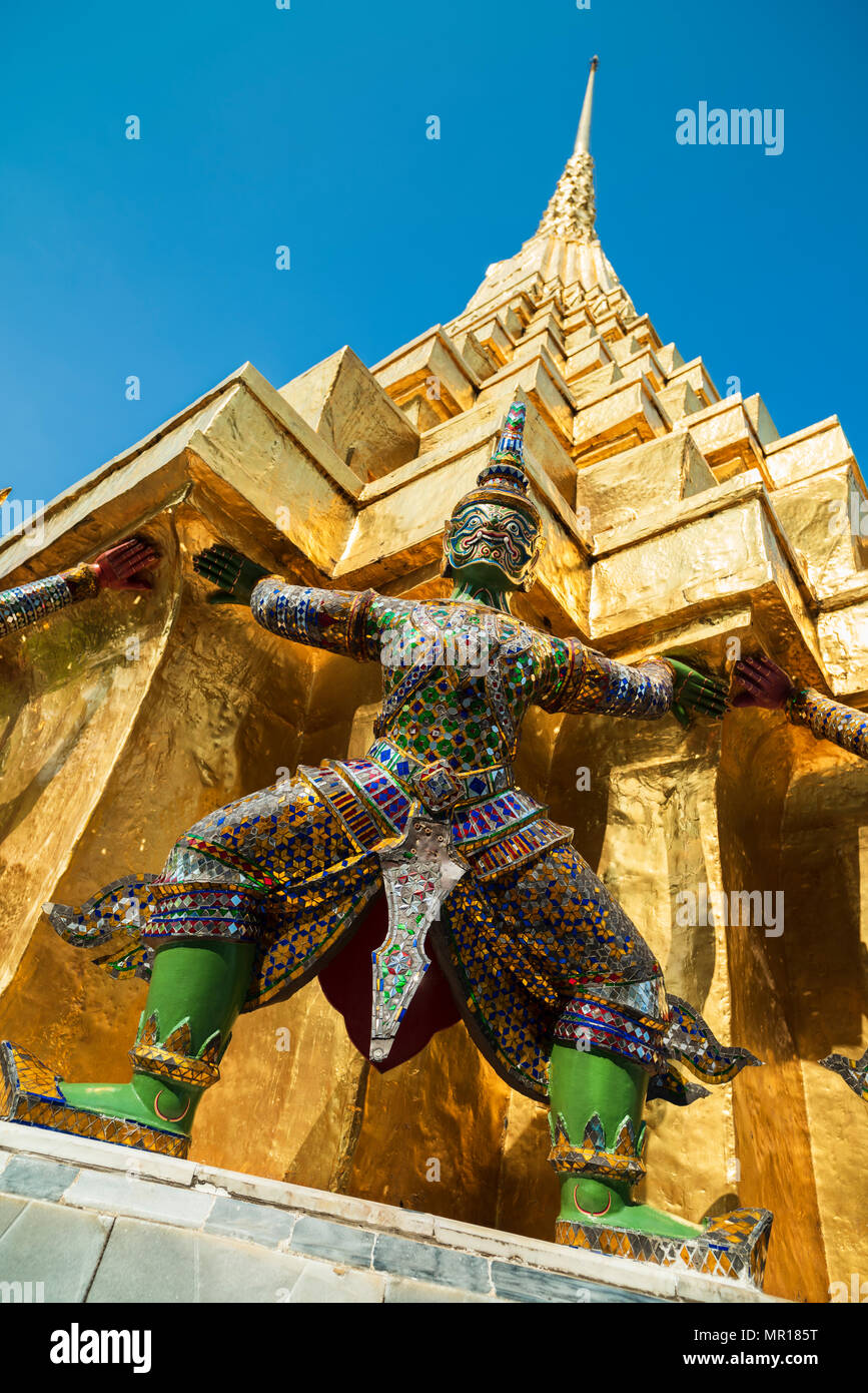 Grand Palace und Wat Phra Keaw bei Sonnenuntergang in Bangkok, Thailand. Schöne Wahrzeichen von Thailand. Tempel des Smaragd-Buddha. Landschaft der Hauptstadt cit Stockfoto