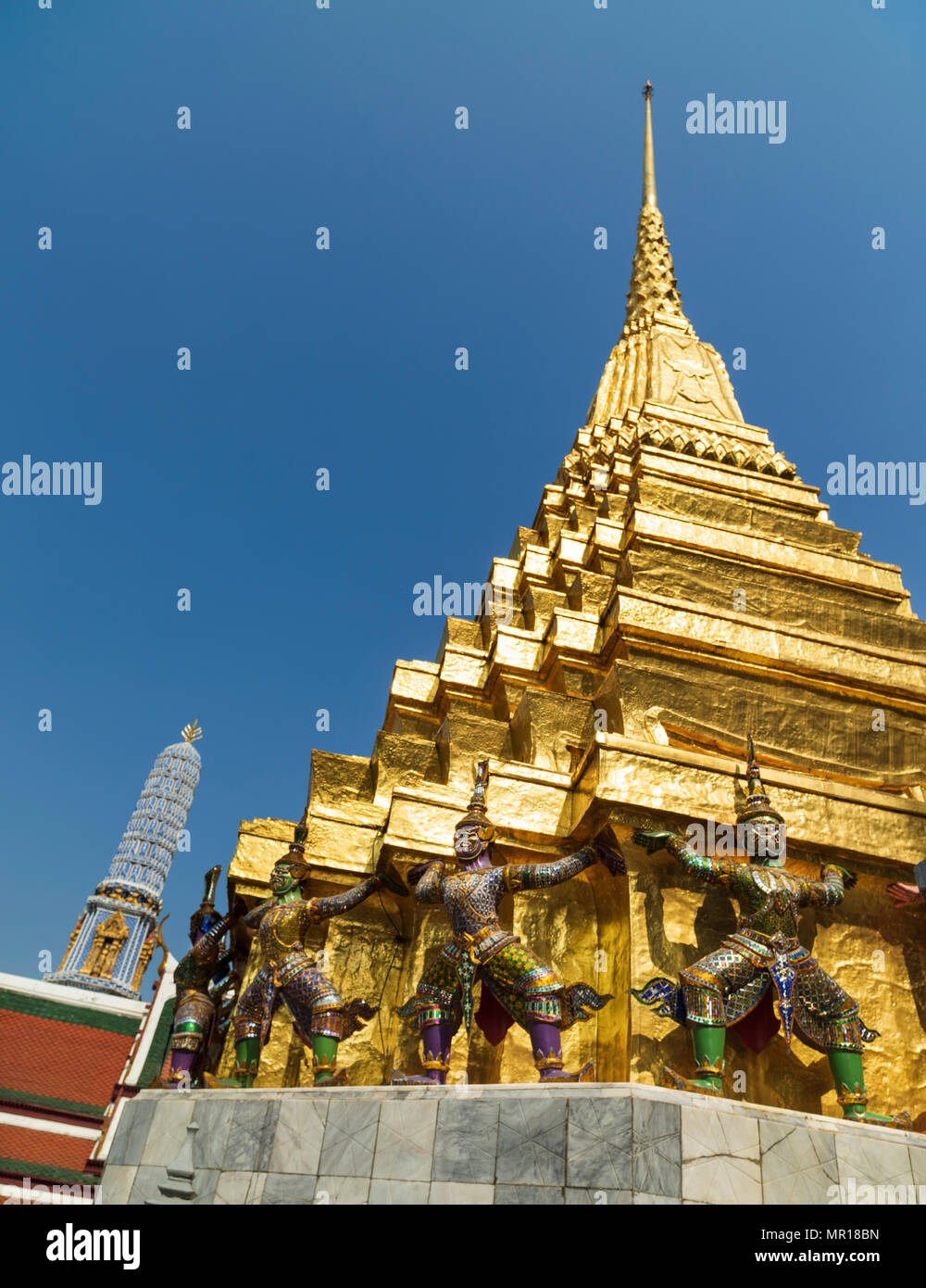 Grand Palace und Wat Phra Keaw bei Sonnenuntergang in Bangkok, Thailand. Schöne Wahrzeichen von Thailand. Tempel des Smaragd-Buddha. Landschaft der Hauptstadt cit Stockfoto