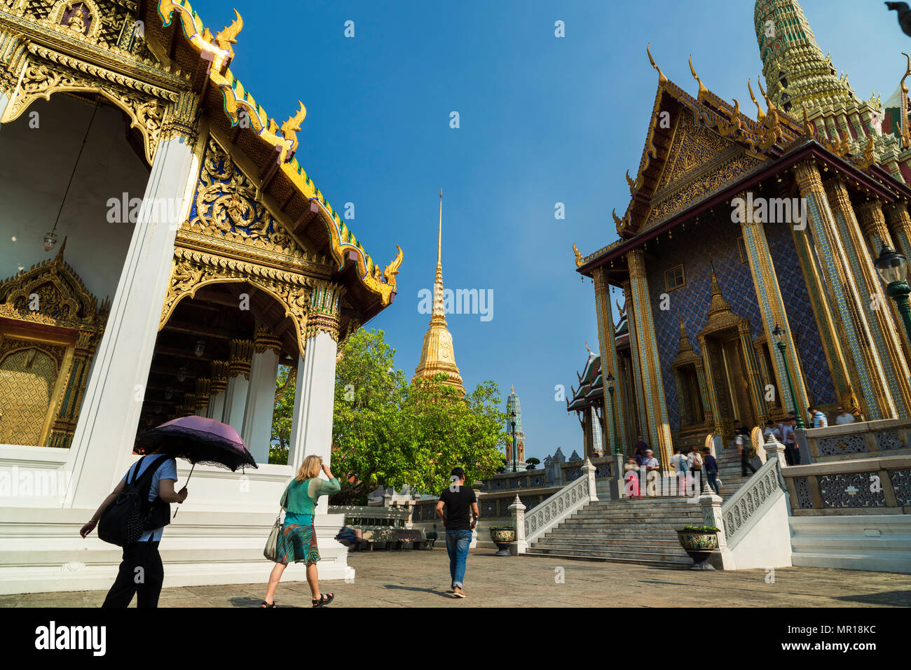 Grand Palace und Wat Phra Keaw bei Sonnenuntergang in Bangkok, Thailand. Schöne Wahrzeichen von Thailand. Tempel des Smaragd-Buddha. Landschaft der Hauptstadt cit Stockfoto