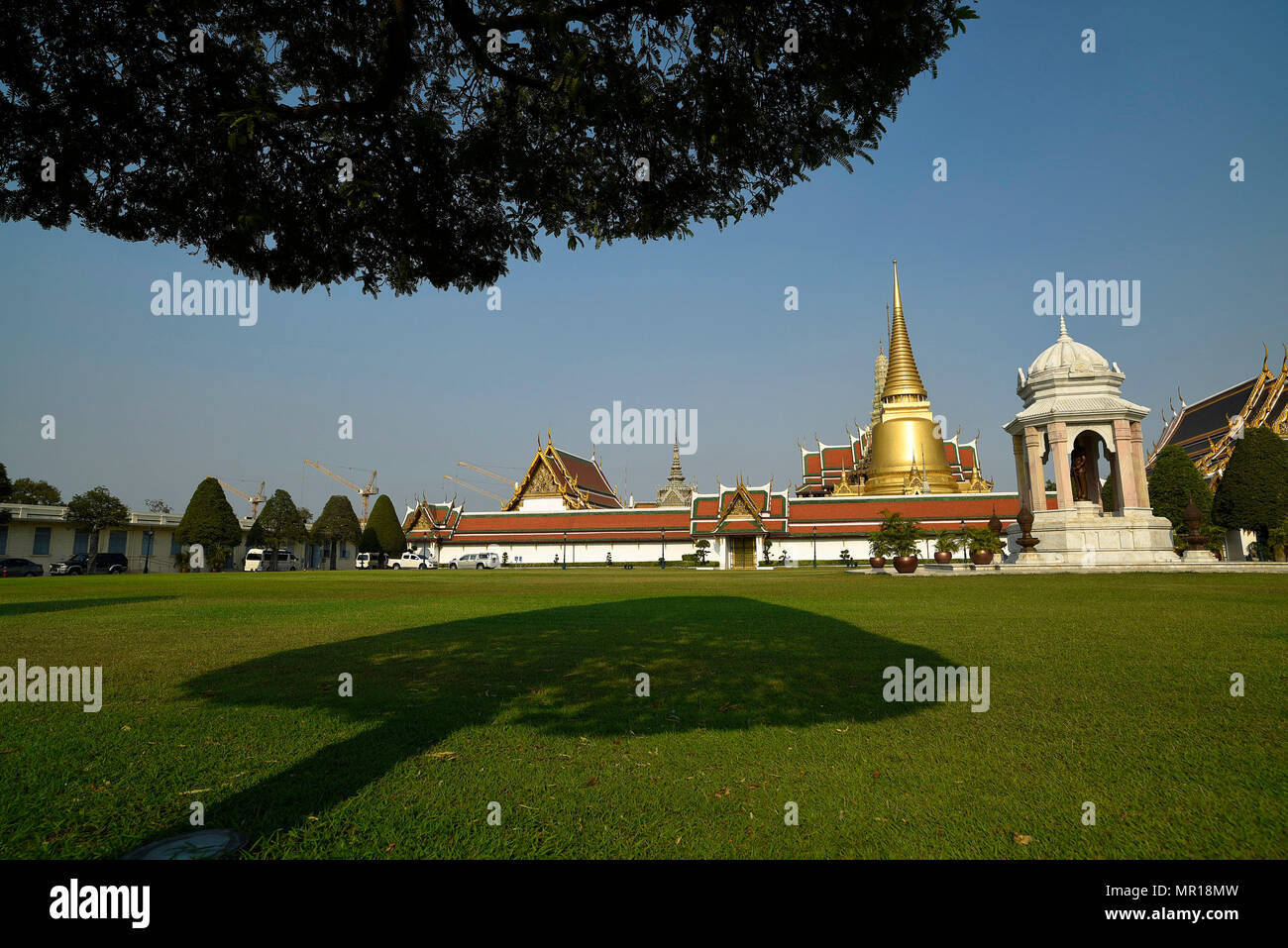 Grand Palace und Wat Phra Keaw bei Sonnenuntergang in Bangkok, Thailand. Schöne Wahrzeichen von Thailand. Tempel des Smaragd-Buddha. Landschaft der Hauptstadt cit Stockfoto