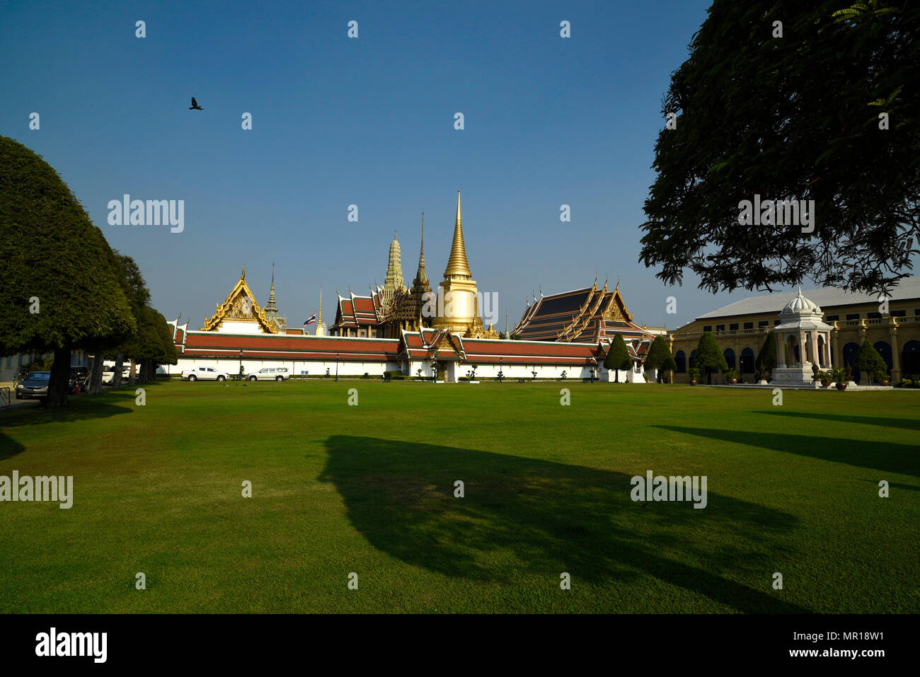 Grand Palace und Wat Phra Keaw bei Sonnenuntergang in Bangkok, Thailand. Schöne Wahrzeichen von Thailand. Tempel des Smaragd-Buddha. Landschaft der Hauptstadt cit Stockfoto