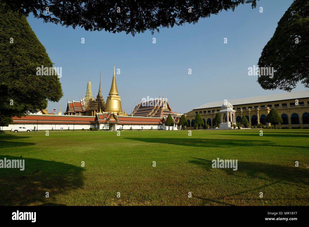 Grand Palace und Wat Phra Keaw bei Sonnenuntergang in Bangkok, Thailand. Schöne Wahrzeichen von Thailand. Tempel des Smaragd-Buddha. Landschaft der Hauptstadt cit Stockfoto