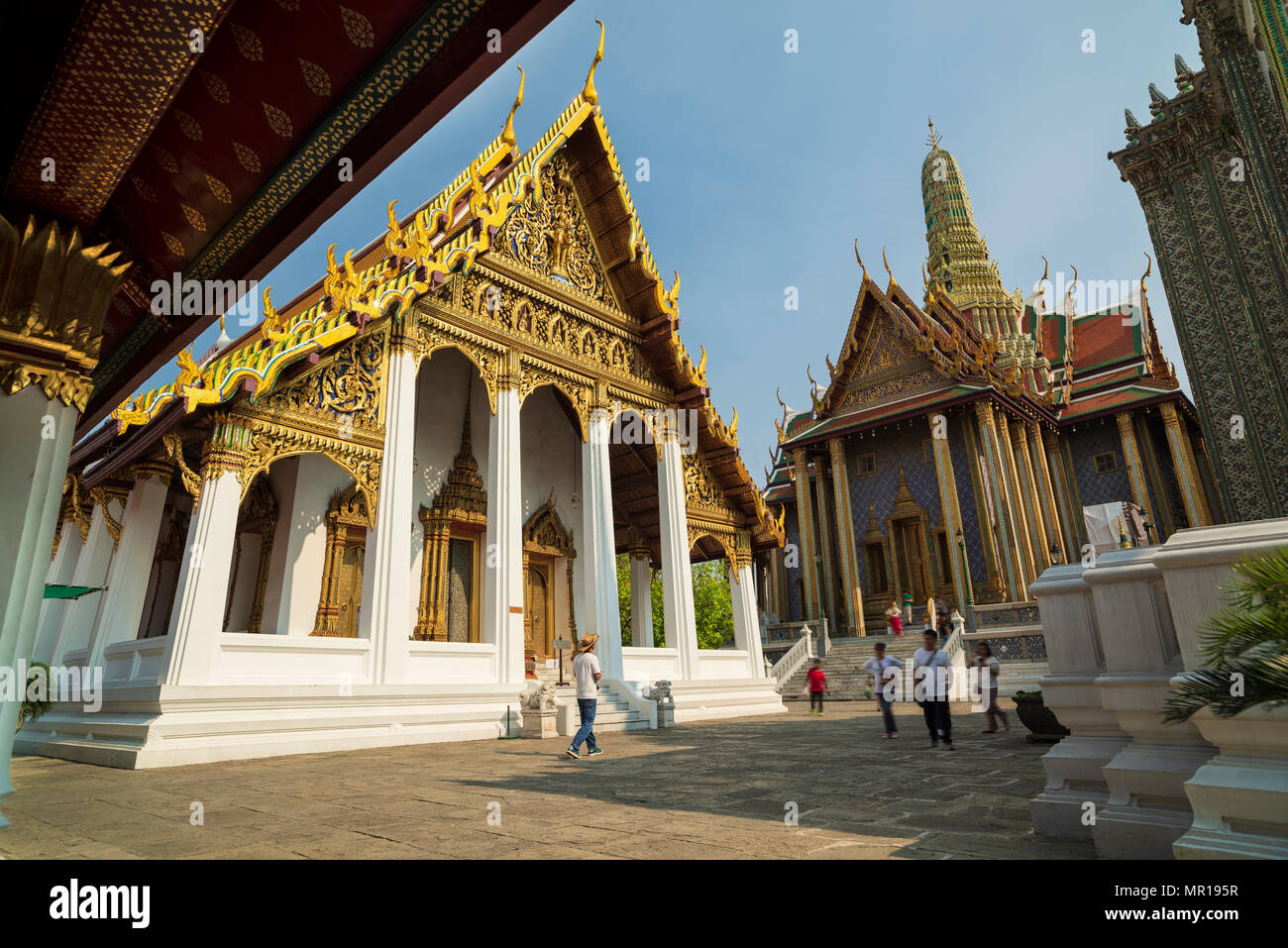 Grand Palace und Wat Phra Keaw bei Sonnenuntergang in Bangkok, Thailand. Schöne Wahrzeichen von Thailand. Tempel des Smaragd-Buddha. Landschaft der Hauptstadt cit Stockfoto