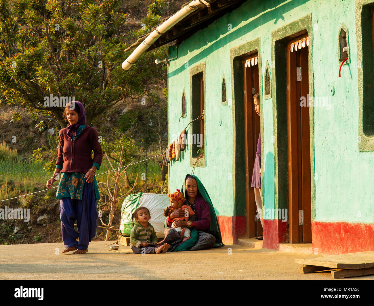 Familie in ihrem Haus in Kala Agar Dorf auf Kumaon Hügel, Uttarakhand, Indien Stockfoto