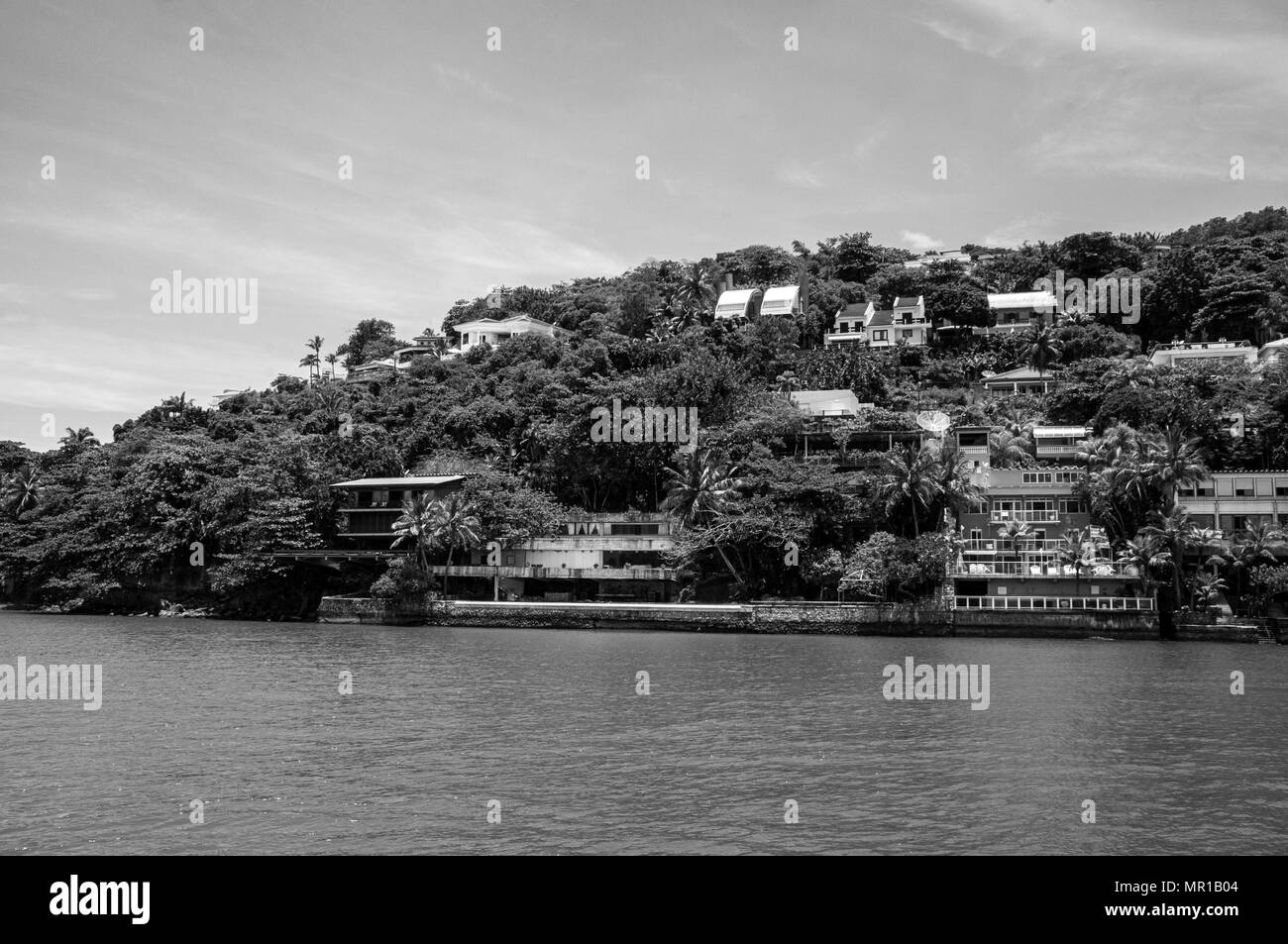 Stadt Guaruja Brasilien Seeküste panorama Tortugas Hügel Häuser schwarz weiß Stockfoto