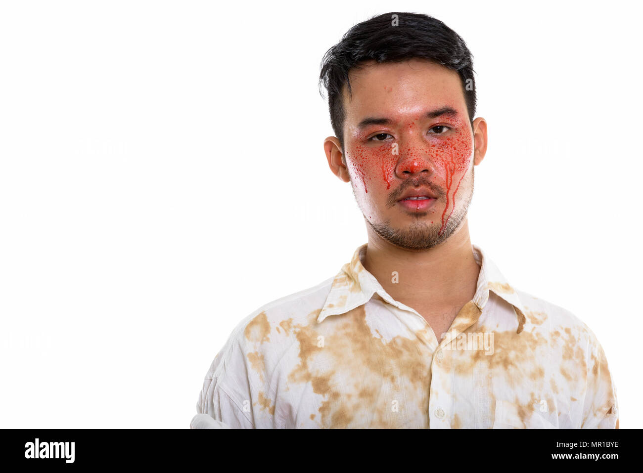 Studio erschossen der Junge verrückt asiatischer Mann mit Blut im Gesicht Stockfoto