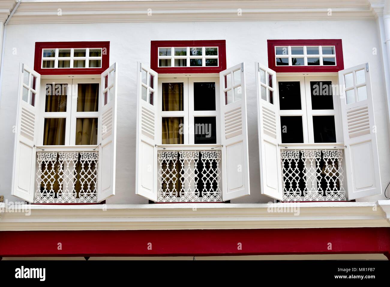 Hochformat der traditionellen vintage Singapur shop Haus Fenster mit antiken geöffneten weißen Fensterläden aus Holz im historischen Chinatown Stockfoto