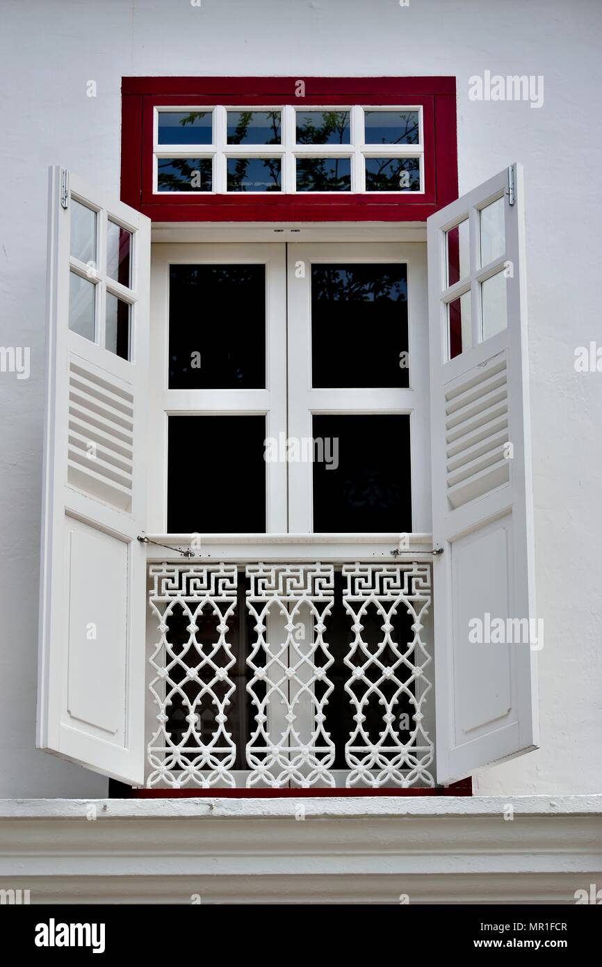 Hochformat der traditionellen vintage Singapur shop Haus mit antiken geöffneten weißen Fensterläden aus Holz im historischen Chinatown Stockfoto