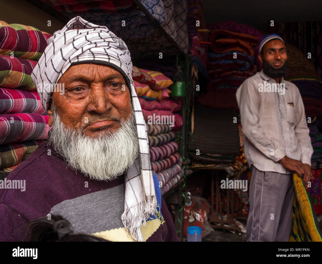 Alte indische Mann an seiner Decke Shop bei Champawatt Stadt, Kumaon Hügel, Uttarakhand, Indien Stockfoto