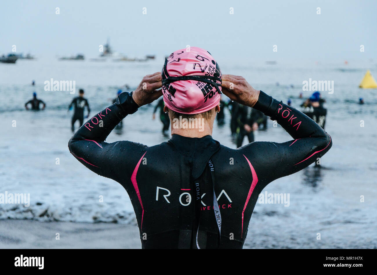 LIMA, PERU - 22. APRIL 2018: Ironman 70.3. Athleten, die Vorbereitung auf den Wettbewerb und zu schwimmen eingeben Stockfoto