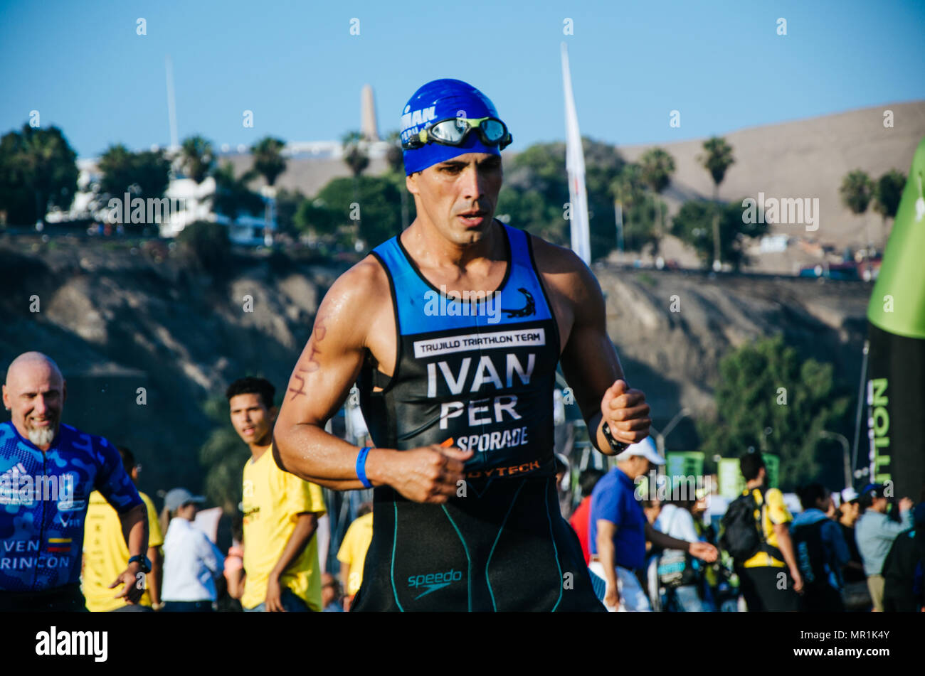 LIMA, PERU - 22. APRIL 2018: Ironman 70.3. Ende der ersten Stufe des Wettbewerbs auf zu schwimmen Radfahren zu bewegen Stockfoto