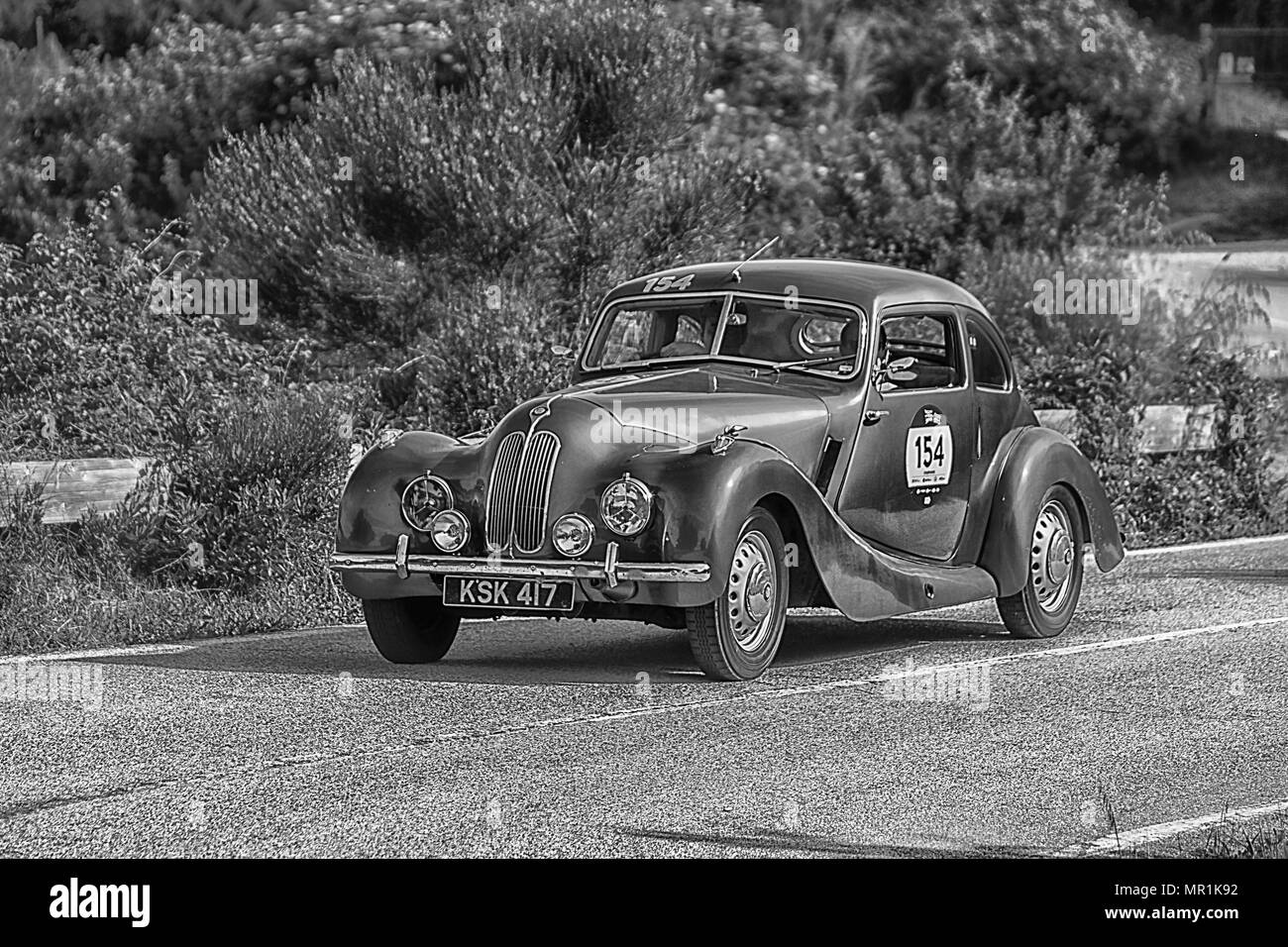 PESARO COLLE SAN BARTOLO, Italien, 17. Mai - 2018: BRISTOL 400 1948 alte Rennwagen Rallye Mille Miglia 2018 die berühmte italienische historische Rennen (1927 Stockfoto