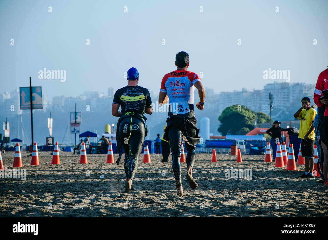 LIMA, PERU - 22. APRIL 2018: Ironman 70.3. Ende der ersten Stufe des Wettbewerbs auf zu schwimmen Radfahren zu bewegen Stockfoto