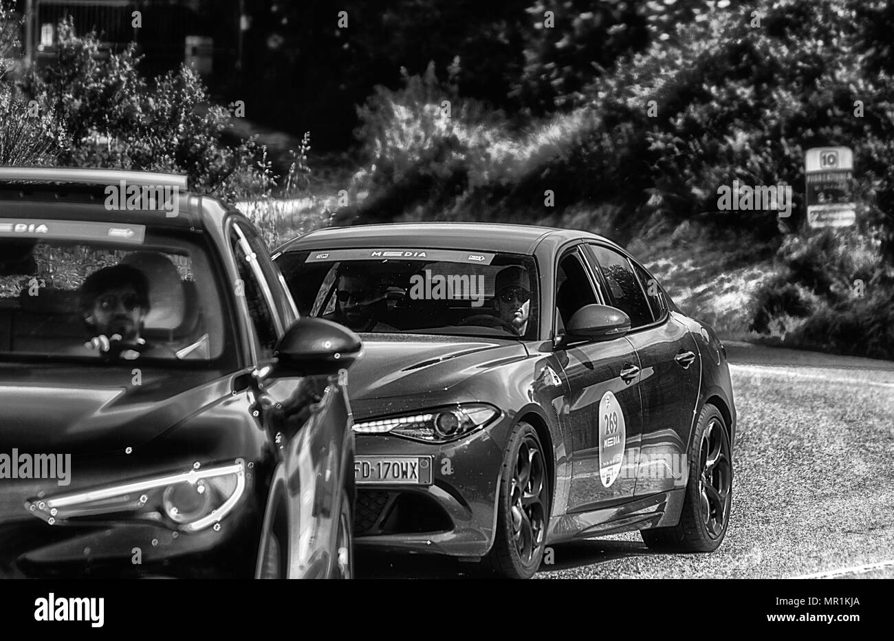 PESARO COLLE SAN BARTOLO, Italien, 17. Mai - 2018: Alfa Romeo Giulia alten Rennwagen Rallye Mille Miglia 2018 die berühmte italienische historische Rennen (192 Stockfoto