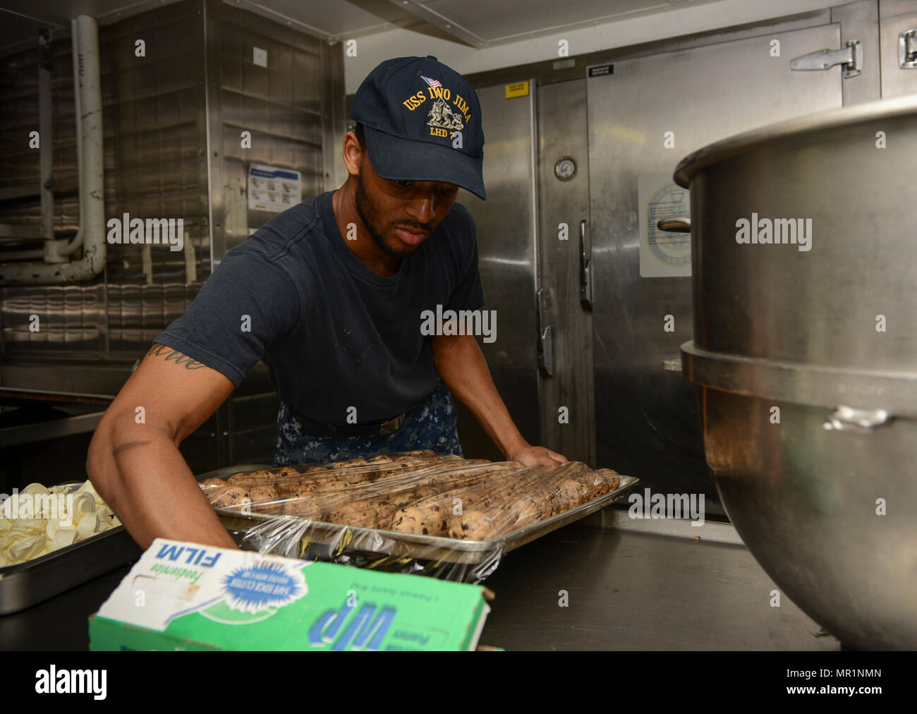 MAYPORT, Florida (27. April 2017) – kulinarische Spezialist 3. Klasse Kyheim Porter hüllt ein Tablett mit Cookie-Teig in der Backstube des amphibischen Angriff Schiff USS Iwo Jima (LHD-7) zur Vorbereitung der Mayport Navy Exchange Cupcake Kriege. Iwo Jima führt derzeit eine weitere Wartungsarbeiten Verfügbarkeit. (Foto: U.S. Navy Mass Communication Specialist 2. Klasse Hunter S. Harwell/freigegeben) Stockfoto