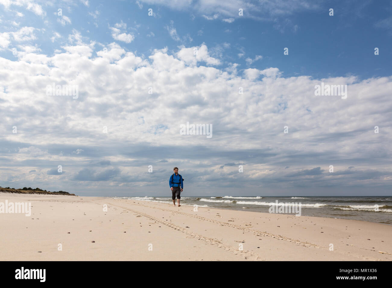 Touristische auf einem sandigen Strände an der Ostsee in Polen mit dramatischen Himmel im Hintergrund. Stockfoto