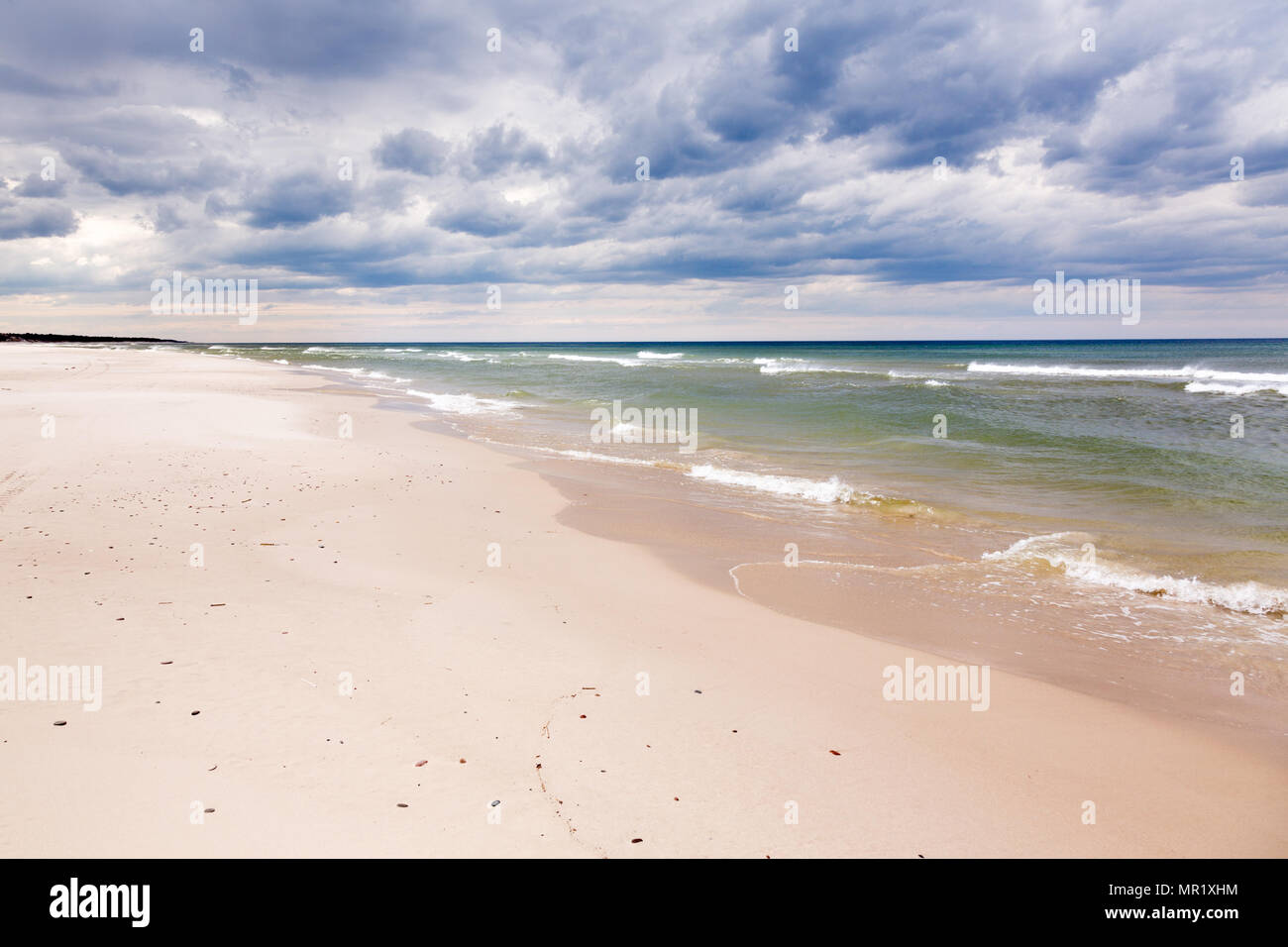 Sandstrände an der Ostsee in Polen mit dramatischen Himmel im Hintergrund. Stockfoto