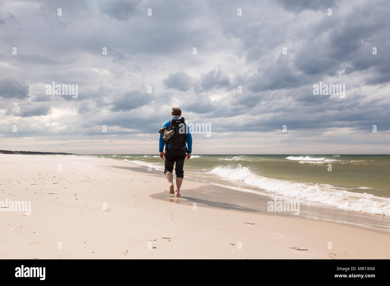 Touristische auf einem sandigen Strände an der Ostsee in Polen mit dramatischen Himmel im Hintergrund. Stockfoto