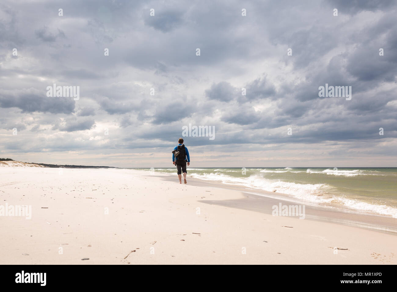 Touristische auf einem sandigen Strände an der Ostsee in Polen mit dramatischen Himmel im Hintergrund. Stockfoto