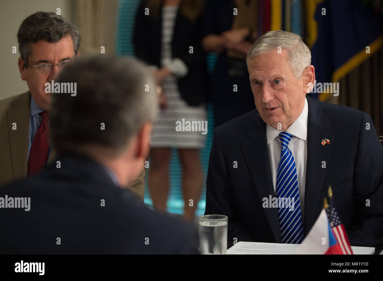 Verteidigungsminister Jim Mattis spricht mit dem Verteidigungsminister für die Tschechische Republik Martin Stropnický bei einem Treffen in das Pentagon in Washington, D.C., 2. Mai 2017. (DOD Foto von Armee Sgt. Amber I. Smith) Stockfoto