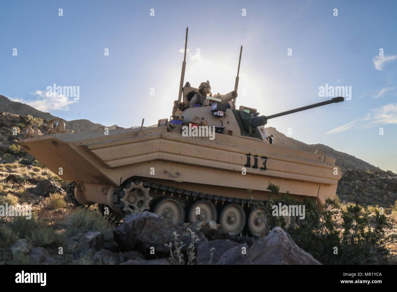 FORT IRWIN, Kalifornien – eine OPFOR Surrogat Fahrzeug von Assassin Truppe, 1. Staffel, 11th Armored Cavalry Regiment, einen Überblick über das Schlachtfeld während ihres Angriffs gegen Elemente der 2. gepanzerte Brigade Combat Team, 1st Infantry Division, in der Nähe der National Training Center Eisernen Dreieck, 2. Mai 2017.  Der Zweck dieser Phase der NTC Rotation 17-06, forderte der Dagger Brigade Fähigkeit zur Durchführung einer Verteidigung gegen einen Gegner in der Nähe von Peer in Verbindung mit einer großflächigen Sicherheitsbedrohung. (US Armee-Foto von Pfc. Austin Anyzeski, 11th ACR) Stockfoto