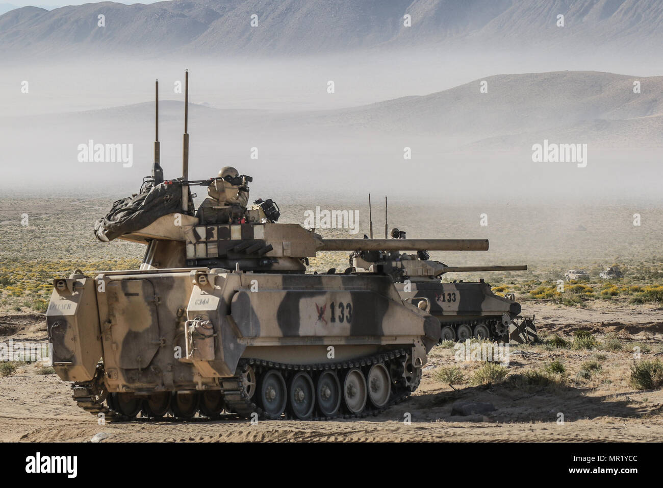 FORT IRWIN, Kalifornien-Kampfpanzer von Coldsteel Truppe, 1. Staffel, 11th Armored Cavalry Regiment, bereiten Sie Elemente von der 2. gepanzerte Brigade Combat Team, 1. US-Infanteriedivision, während eines Angriffs in der Nähe der National Training Center Eisernen Dreieck, 2. Mai 2017 zu engagieren.  Der Zweck dieser Phase der NTC Rotation 17-06, forderte der Dagger Brigade Fähigkeit zur Durchführung einer Verteidigung gegen einen Gegner in der Nähe von Peer in Verbindung mit einer großflächigen Sicherheitsbedrohung. (US Armee-Foto von Pfc. Austin Anyzeski, 11th ACR) Stockfoto