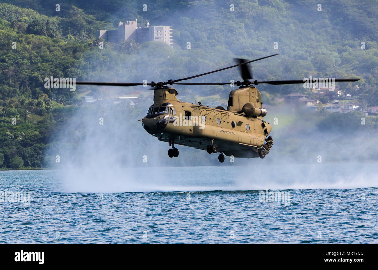 Ein US-Armee CH-47 Chinook schwebt vor der Küste von Hawaii vor der Durchführung von Helo-Casting Trainingsbetrieb im Verlauf Reconnaissance Team Leader bei Marine Corps Base Hawaii, 24. April 2017. Reconnaissance Team Leader Kurs soll den Schülern die erforderlichen Kenntnisse und Fähigkeiten, um die Aufgaben der Teamleiter Aufklärung. Dieser Kurs konzentriert sich auf Planung, Einweisung und Führung von Teams in patrouillieren, Boden Aufklärungs- und amphibische Operationen. (Foto: U.S. Marine Corps Gunnery Sgt Hesekiel R. Kitandwe) Stockfoto