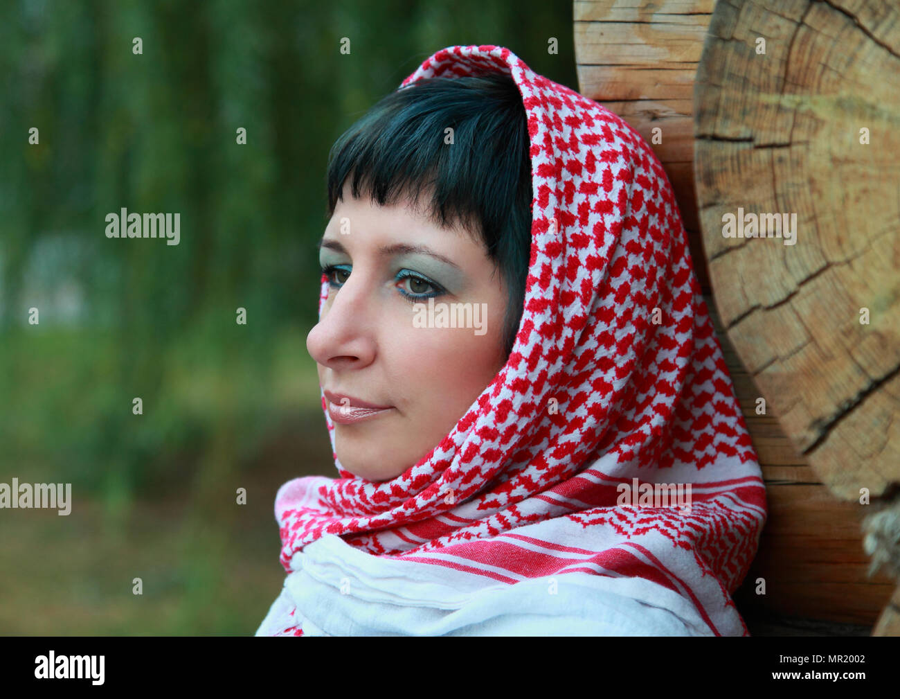 Junge Mädchen mit einem Tuch auf dem Kopf in einem Holzhaus Stockfotografie  - Alamy