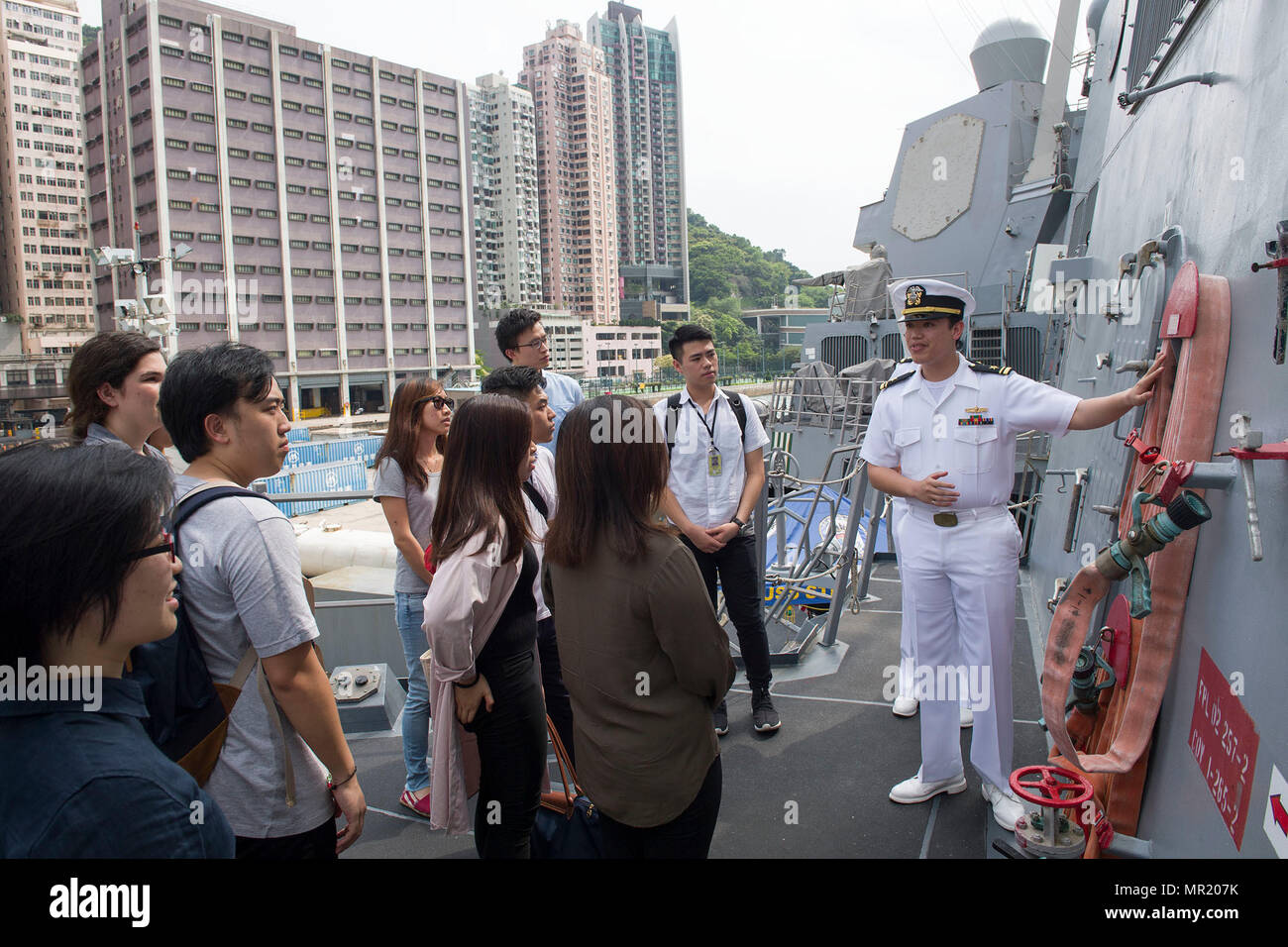 170502-N-ZW 825-840 HONGKONG (2. Mai 2017) Lt. j.g. Russ Isham, Bellevue, Nebraska Eingeborener, erklärt unterwegs Löscharbeiten zu einer Reisegruppe Besuch der Arleigh-Burke-Klasse geführte Anti-raketen-Zerstörer USS Sterett (DDG104) Während der Hafen das Schiff Besuch in Hongkong. Sterett ist Teil der Sterett-Dewey Oberfläche Action Group und ist die dritte Gruppe bereitstellen, die unter der Kontrolle und Steuerung 3. Flotte nach vorne gerufen zu konstruieren. 3. US-Flotte bietet zusätzliche Optionen auf der pazifischen Flotte Commander durch die Nutzung der Möglichkeiten des 3. und 7 Flotten. (U.S. Marine Foto von Stockfoto