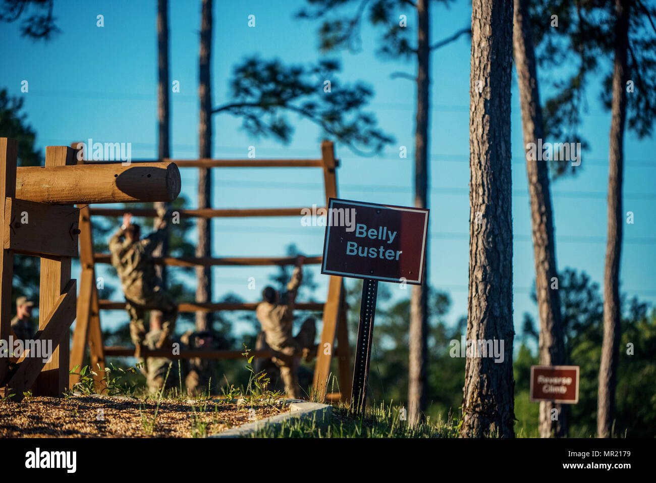 (FORT Benning, Ga) - Mitbewerber aus den 1-91 Cav, 173Rd Airborne Brigade verhandeln die umgekehrte Klettern Hindernis bei der gainey Cup 2017 Beste Scout Gruppe Wettbewerb vor der Durchführung der Gruppe Stress Schießen am 2. Mai 2017, Simpson auf Main Post. Die biennale Gainey Cup Wettbewerb soll die kompetenten und vielseitigen Scout Gruppe in der US-Streitkräfte zu identifizieren und partnering Verbündeten durch eine extrem schwierige Wettbewerb auf die wesentlichen Aufklärung und Sicherheit Aufgaben und Fähigkeiten zentriert. (Fotos von Patrick A. ALBRIGHT/MCoE PAO Fotograf) Stockfoto