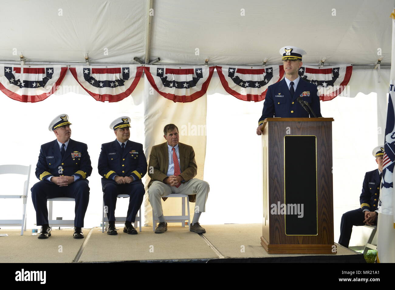 Thomas C. Remmers ist ein Captain der US-Küstenwache und diente als erster Befehlshaber des Offshore Patrol Cutter-Programms. Am 3. Mai 2017 hielt er während der OPC Stand Up Zeremonie in Panama City, Florida. Auf dem Archivfoto sind offizielle Aussagen im Zusammenhang mit der Initiative zur Übernahme von Cutter durch die Küstenwache aufgezeichnet. Stockfoto