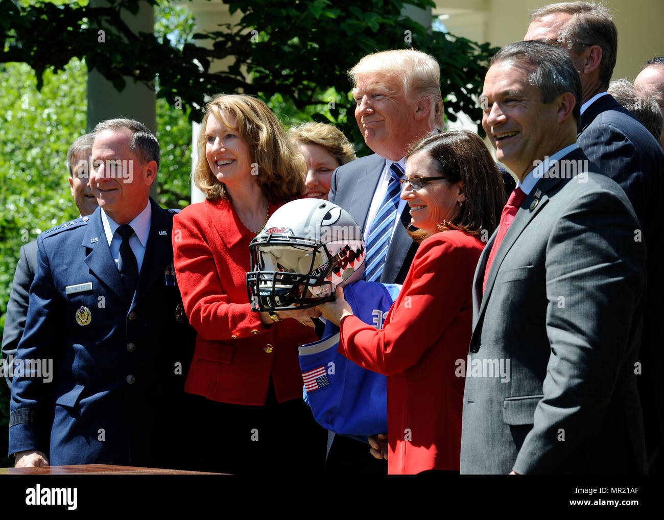 Luftwaffe Stabschef General David L. Goldfein, Links, und amtierende Sekretär der Air Force Lisa S. Disbrow posieren für ein Foto mit Präsident Donald Trump im Weißen Haus Mai 2, 2017. Trump gratulierte der US Air Force Academy Football Team mit dem Commander-in-chief's Trophy. (U.S. Air Force Foto/Staff Sgt. Jannelle McRae) Stockfoto