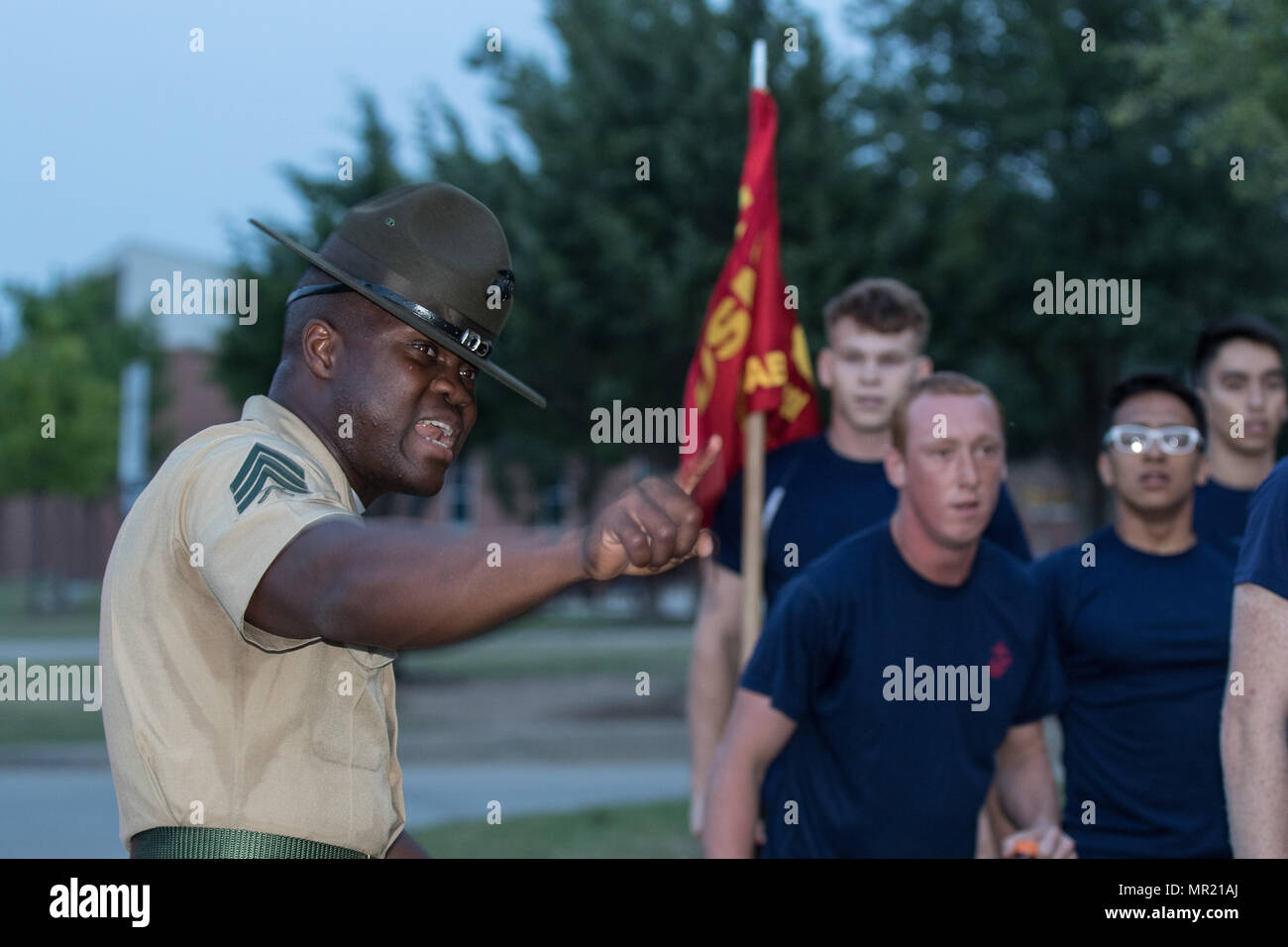 Zukunft Marines erhalten, die durch einen Bohrer Ausbilder während der jährlichen Recruiting Station Fort Worth Pool Funktion an Bord Brauer High School, 29. April motiviert. Die Veranstaltung umfasste eine anfängliche Stärke Test, Feld Wettbewerb und Spaß mit einigen bohren Ausbilder Treffen. (Marine Corps Foto von Sgt. Danielle Rodrigues/Freigegeben) Stockfoto