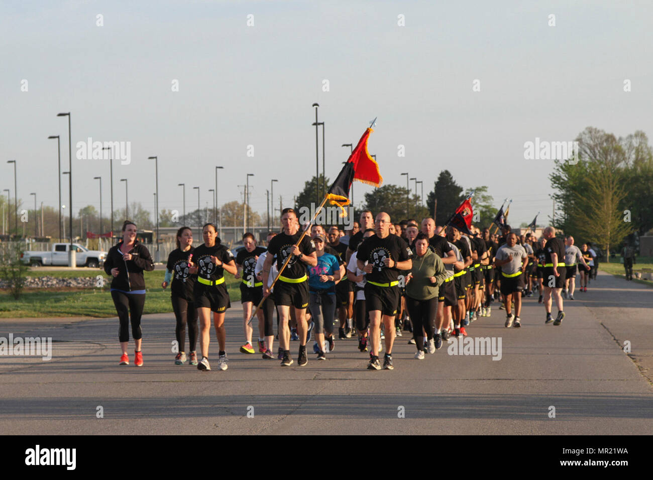 Soldaten der 101. Spezielle Truppen Bataillon, Luftlandedivision Sustainment Brigade, 101 Abn. Div., und Gold Star und überlebenden Familie Mitglieder durch eine Meile laufen, 13. April 2017, während der Gefallenen Sustainers Gedenkkundgebung auf Fort Campbell, Kentucky. (U.S. Armee Foto von Sgt. Neysa Canfield/Luftlandedivision Sustainment Brigade) Stockfoto