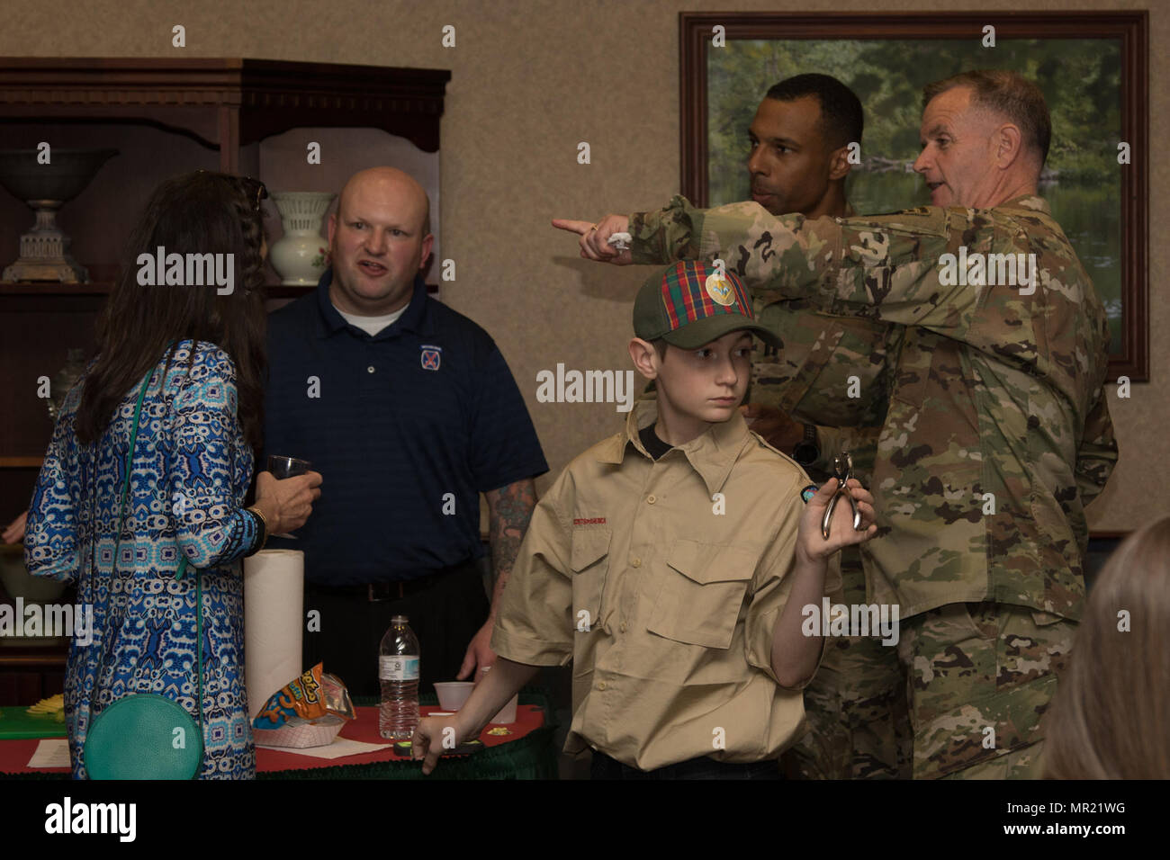 Generalmajor Walter Piatt, 10th Mountain Division und Fort-Trommel Kommandierender General und seine Frau Cynthia, sprechen Sie mit Sgt. 1. Klasse Michael Bogels, Fort Drum Culinary Arts Team Leader, an ihrem Tisch während der 26. jährliche International Festival of Foods in die Commons auf Fort-Trommel 28.April. Die Boy Scouts von Fort Drum Pack 26 freiwillig ihre Zeit, Punsch Tickets und mit Aufräumen helfen bei der Veranstaltung. Stockfoto